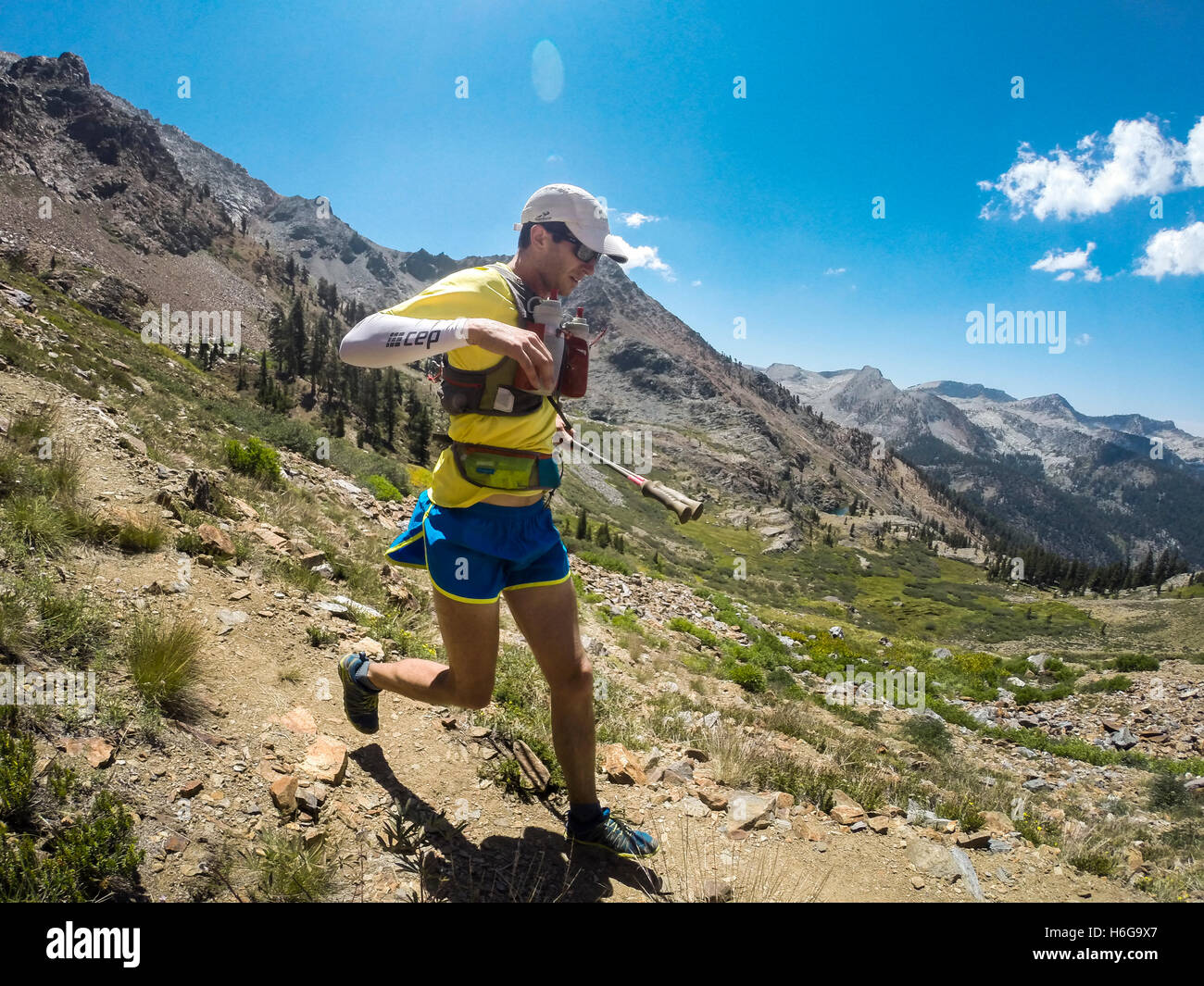 Trail running in den Sierra Nevada Bergen in der Nähe von Mineral King, California. Stockfoto