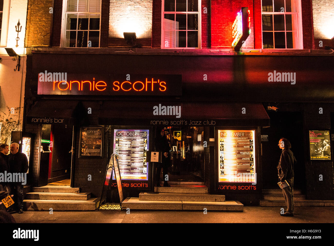 Nächtliche Aussicht auf Ronnie Scotts Jazz Club in Soho, London, UK, Europa Stockfoto