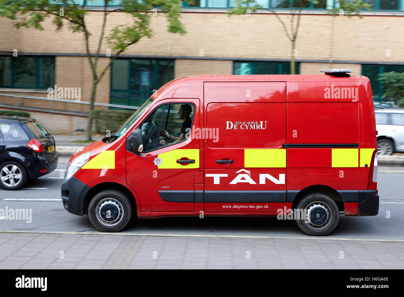 South Wales Feuer und Rettung Vauxhall Movano van mit walisische Sprache Livree Cardiff Wales Großbritannien Stockfoto