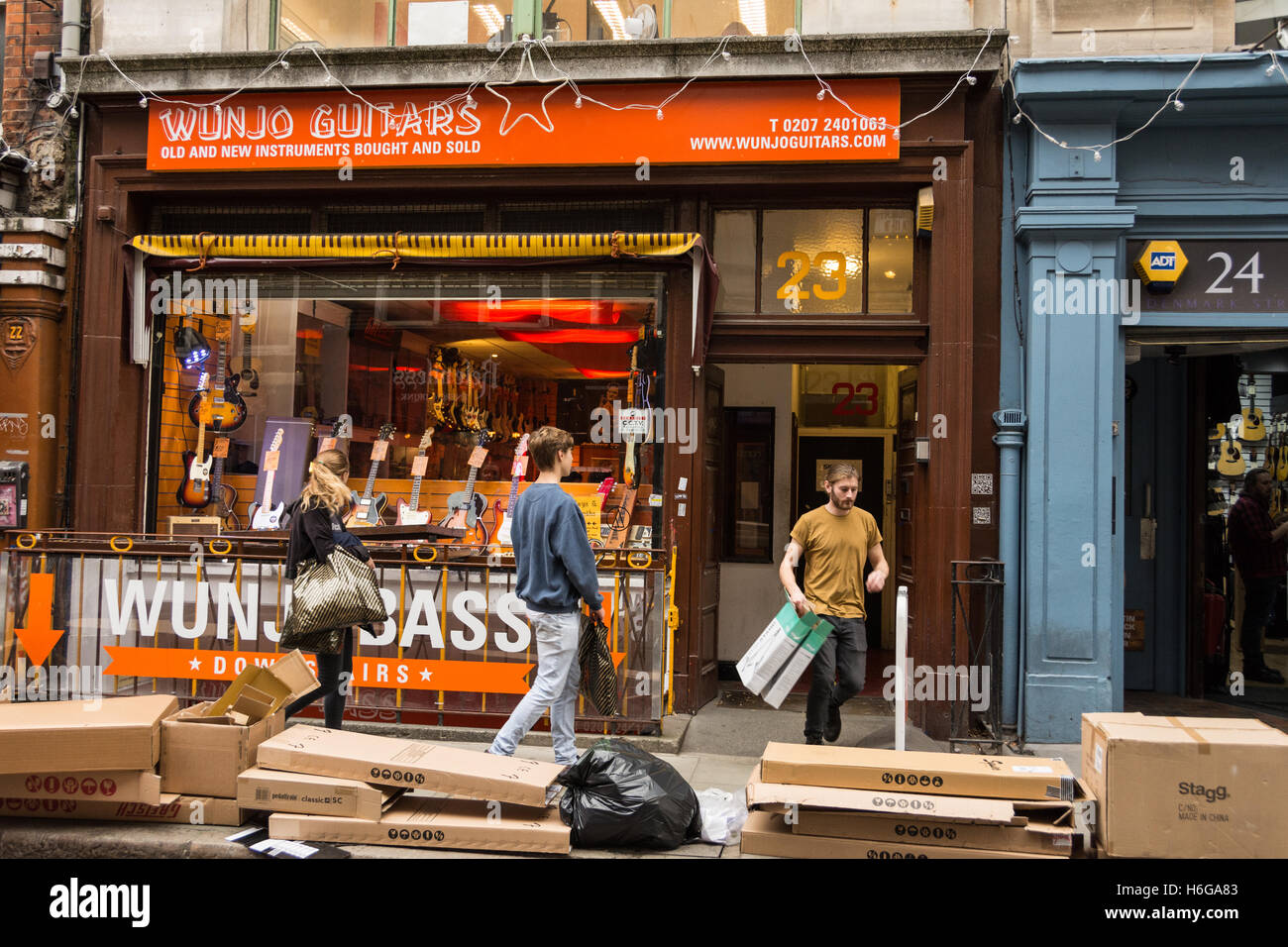Die wenigen verbleibenden Musik Geschäfte auf eine bald sein abgerissen Dänemark Street, London, UK Stockfoto