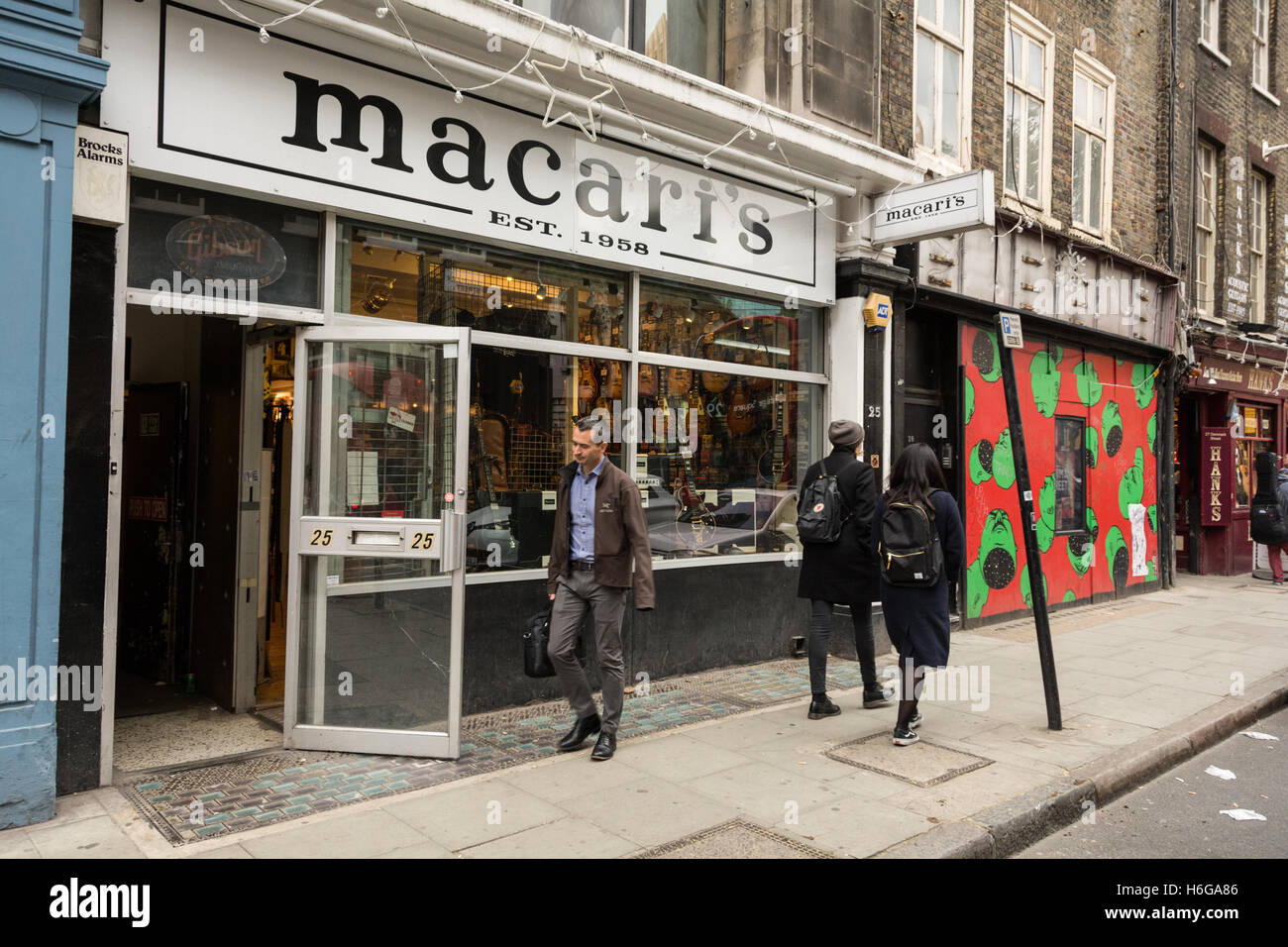 Die wenigen verbleibenden Musik Geschäfte auf eine bald sein abgerissen Dänemark Street, London, UK Stockfoto