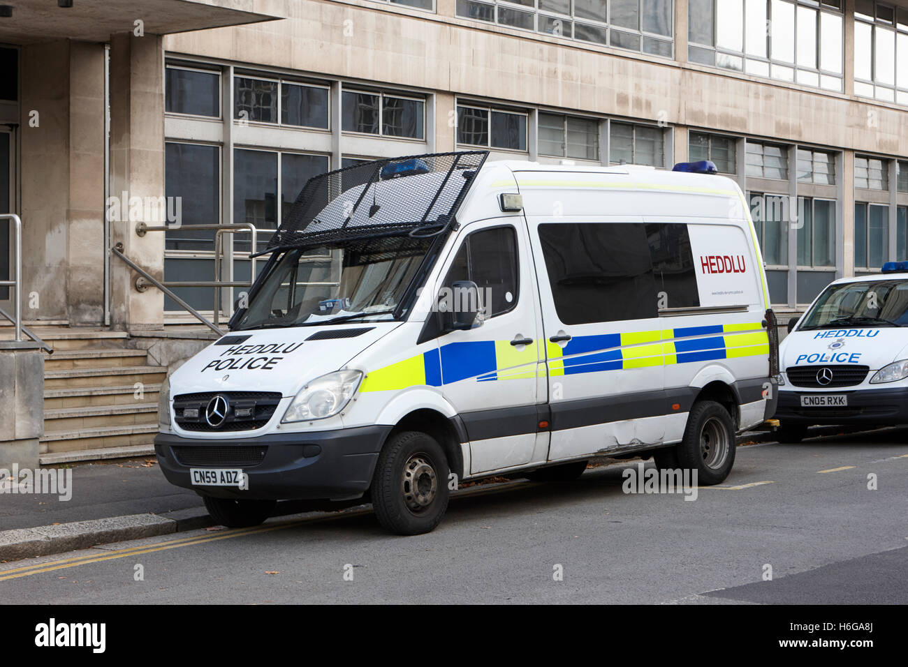 Südwales Polizei Heddlu zweisprachige Mercedes Sprinter Riot Control Unterstützung Fahrzeug Lackierung Cardiff Wales Großbritannien Stockfoto