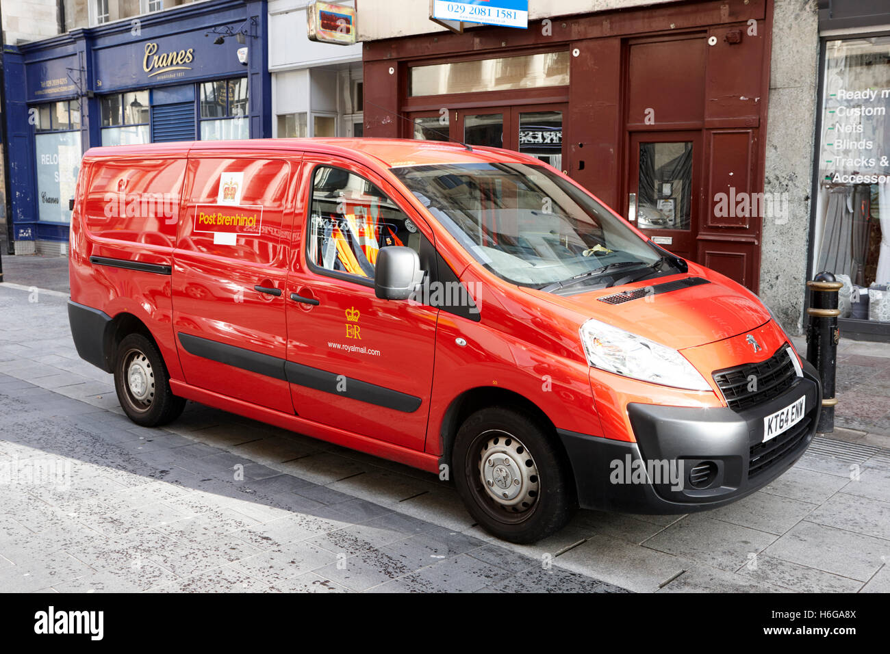 Königliche Post Peugeot expert Lieferwagen mit walisischen Post Brenhinol Livree Cardiff Wales Großbritannien Stockfoto