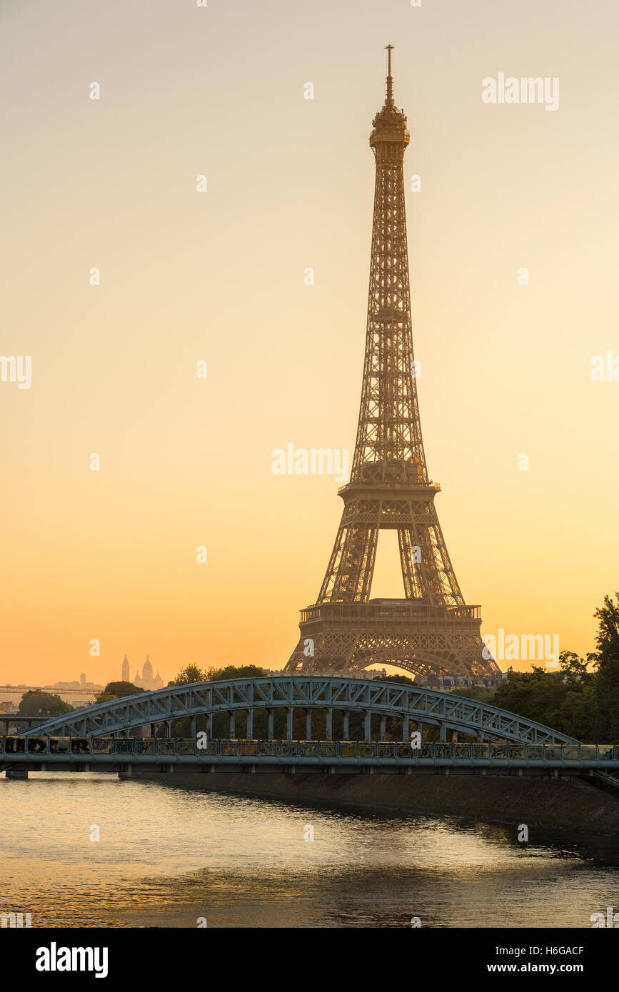Warmer Sonnenaufgang Licht auf dem Eiffelturm und der Seine in Paris mit Pont Rouelle Brücke und Île Aux Cygnes, Frankreich Stockfoto