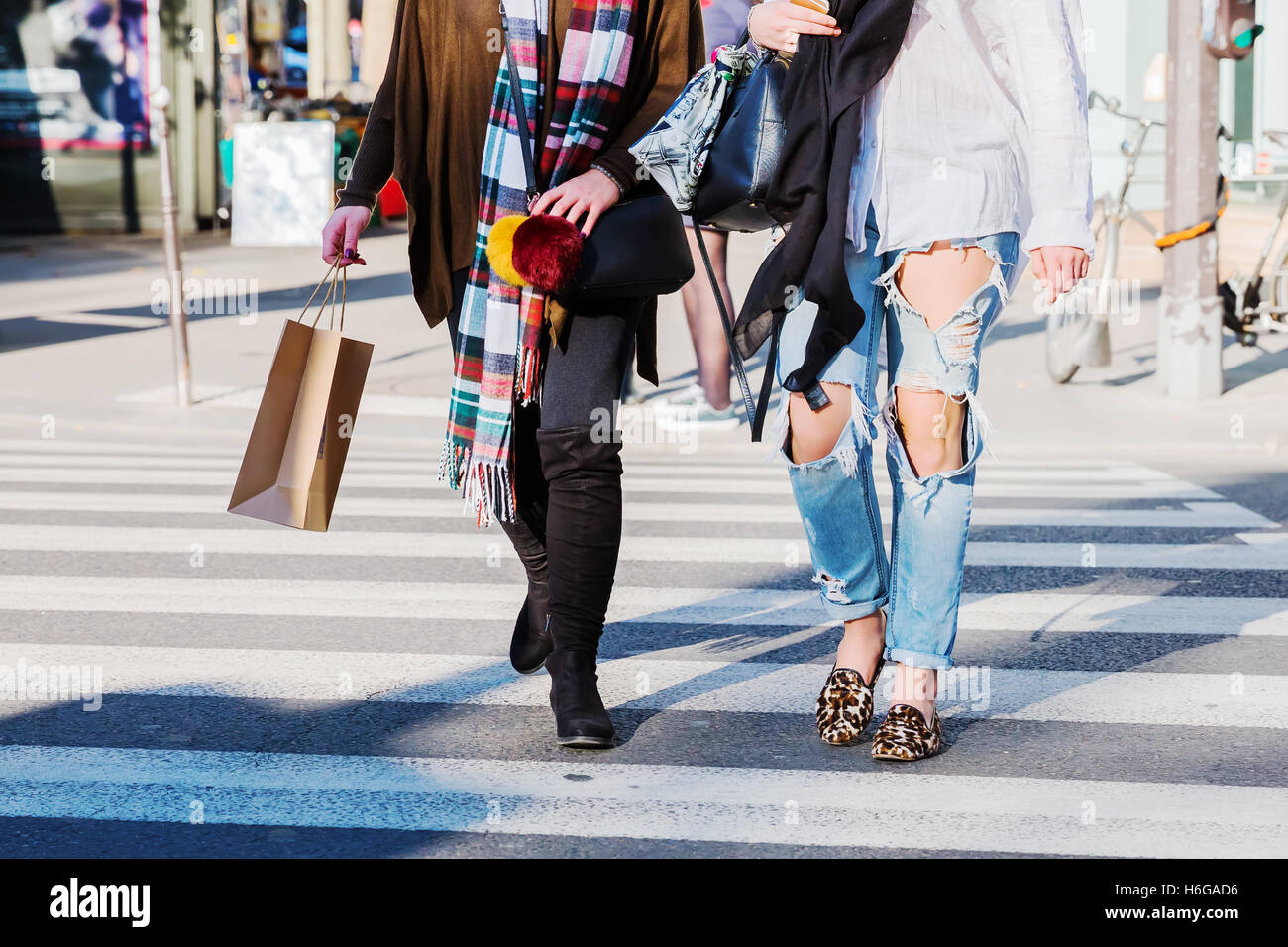 Einkaufen Frauen überqueren einer Straße am Fußgängerüberweg Stockfoto