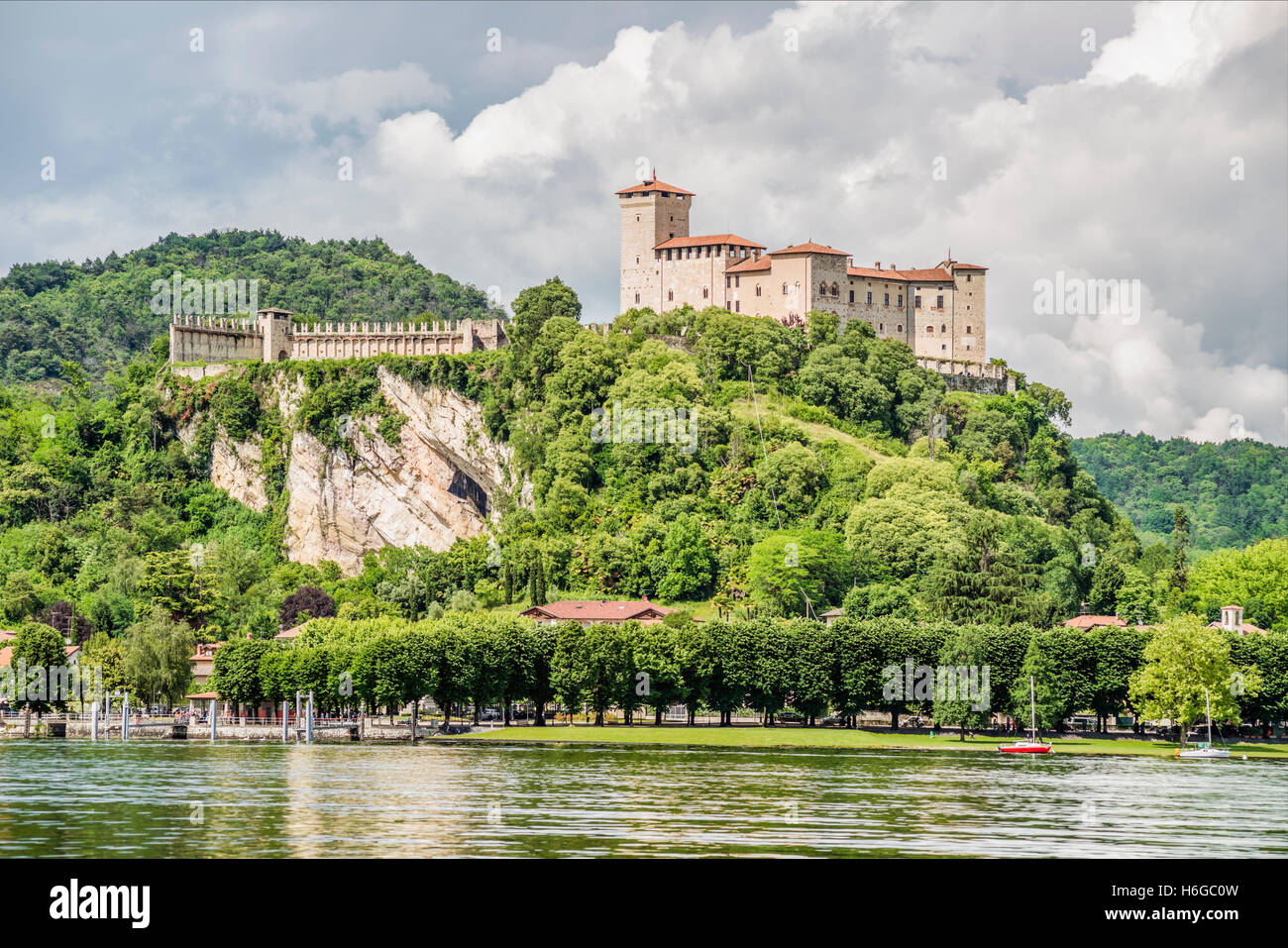 Blick auf Angera und Rocca di Angera am Lago Maggiore gesehen vom Meer entfernt, Varese, Italien Stockfoto