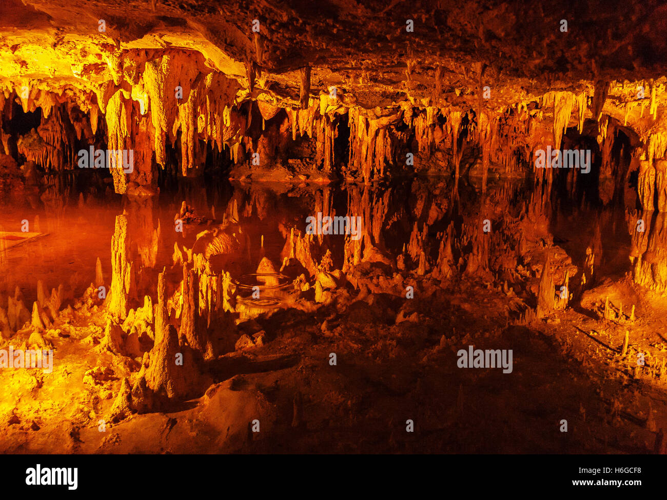 Stalaktiten und Stalagmiten mit Reflexionen im Spiegel Teich Luray