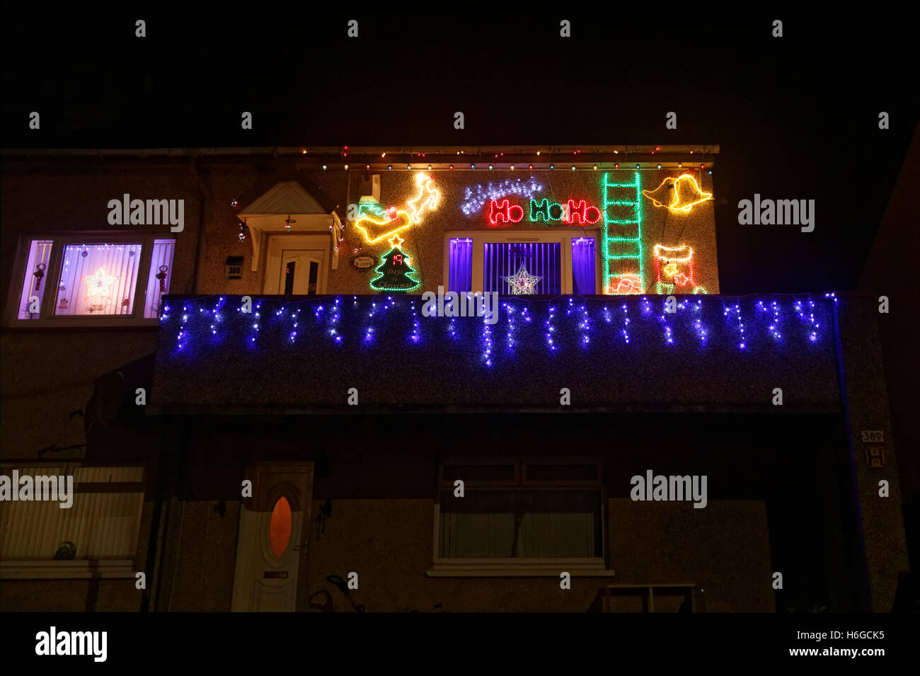 Weihnachten Haus Dekorationen Farblichter farbige Fenster Stockfoto