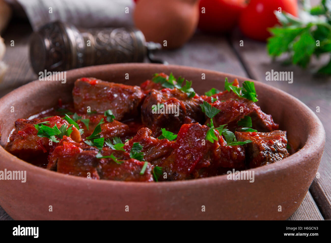 Fleisch in Tomaten-Soße-Rinderbraten in einer Ton-Schüssel Stockfoto