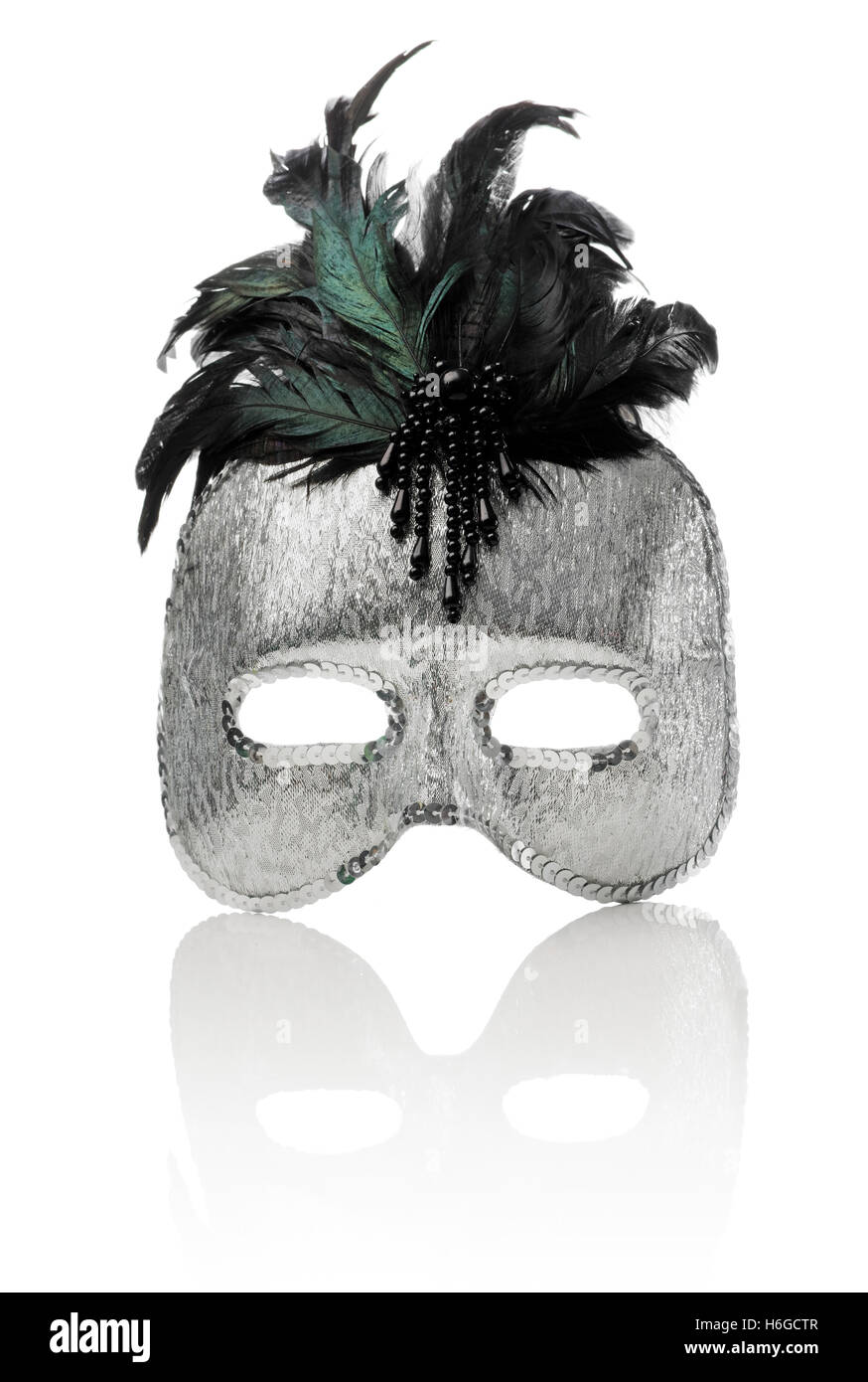 Farbe: Silber Kunststoff-Maske mit Pailletten und Federn isoliert auf weiss mit Reflexion. Stockfoto