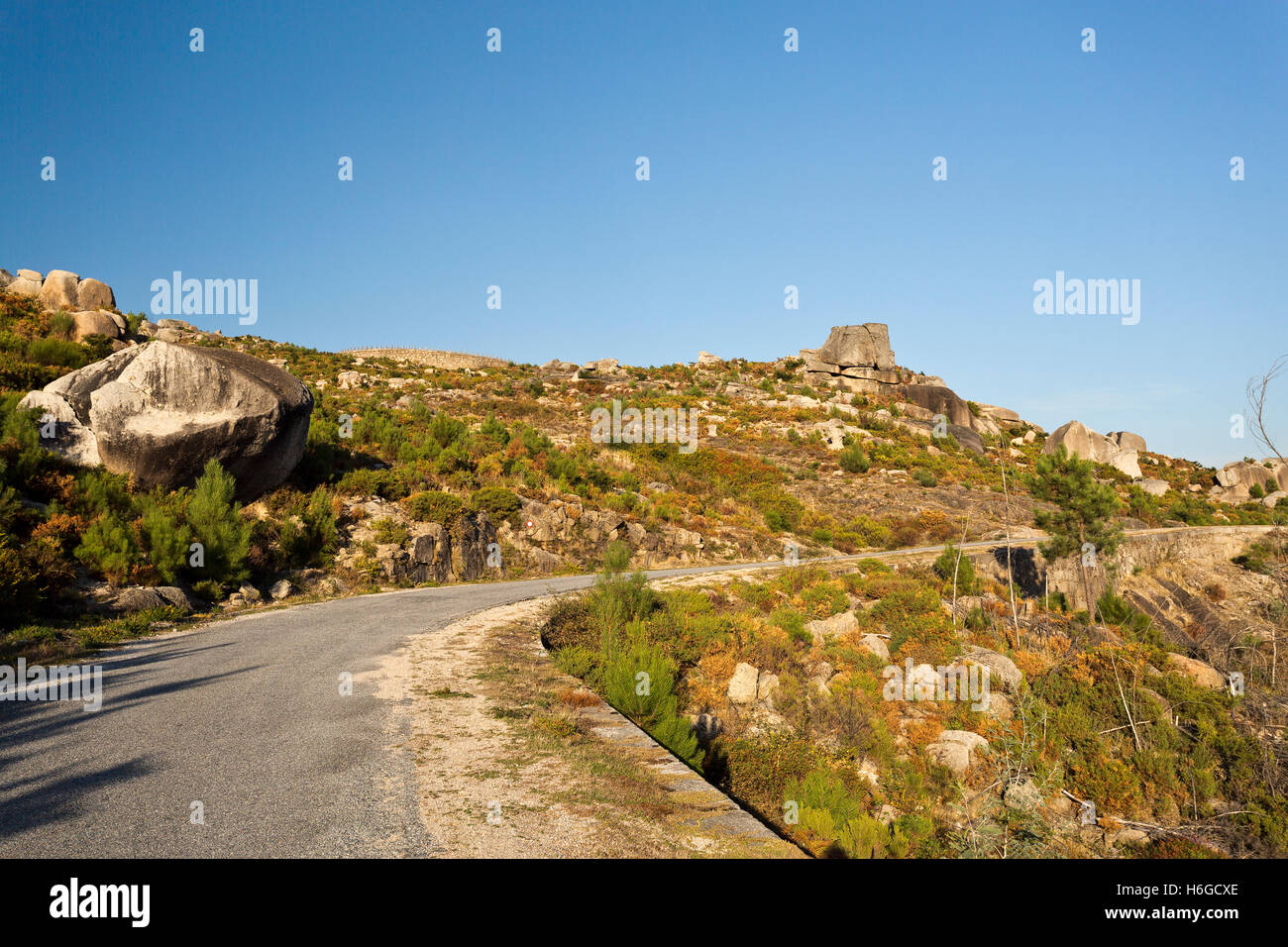 Blick auf die felsige Granitfelsen am Gipfel des Berges Peneda Geres, Nordportugal Stockfoto