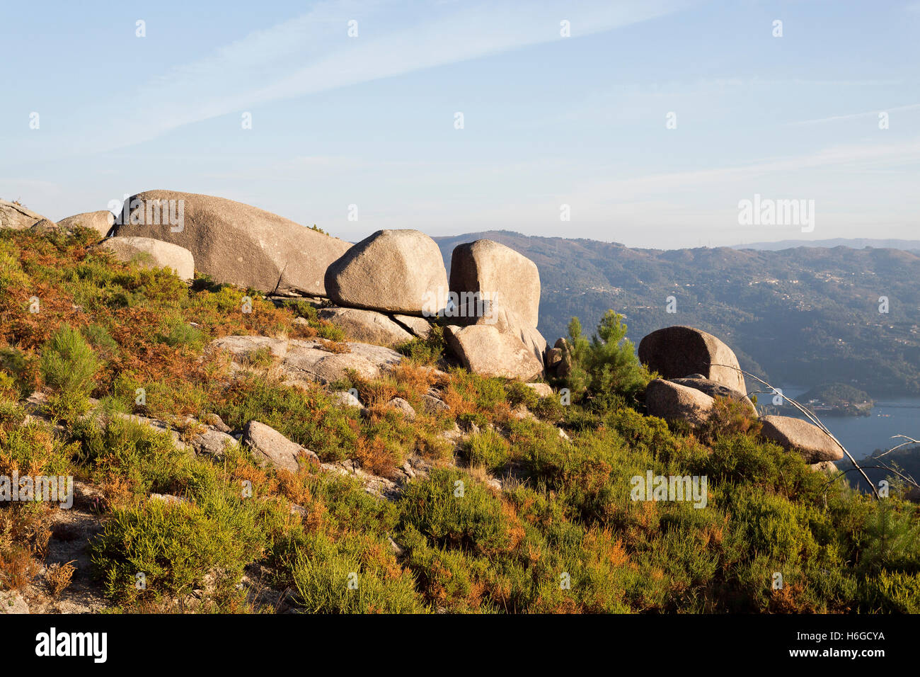 Blick auf die felsige Granitfelsen am Gipfel des Berges Peneda Geres, Nordportugal Stockfoto