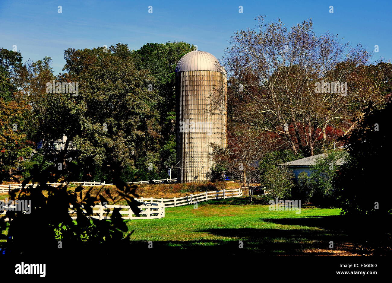 Pittsboro, North Carolina - 28. Oktober 2016: großer Bauernhof Silo und eingezäunten Weiden im Fearrington Village Stockfoto