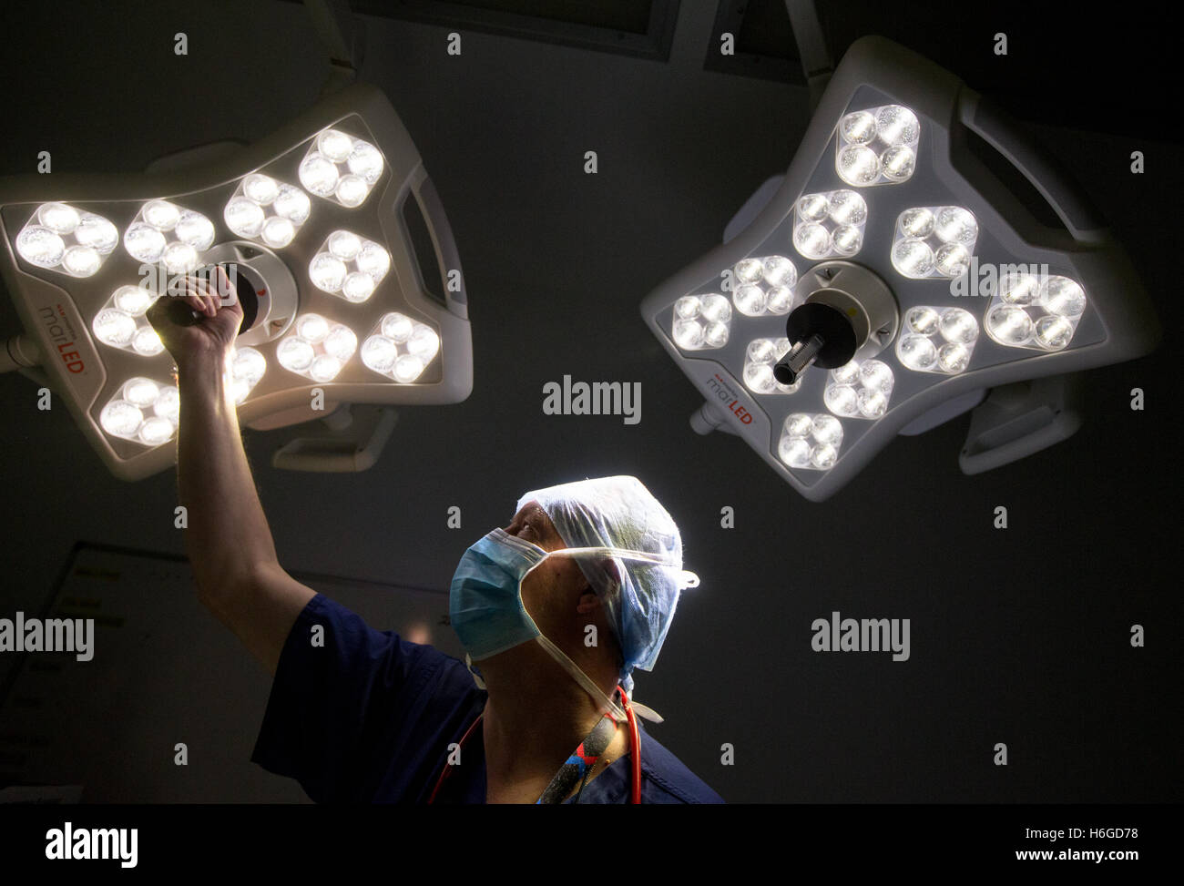 Ein Theater-Techniker passt die Lichter vor einer Operation. Stockfoto