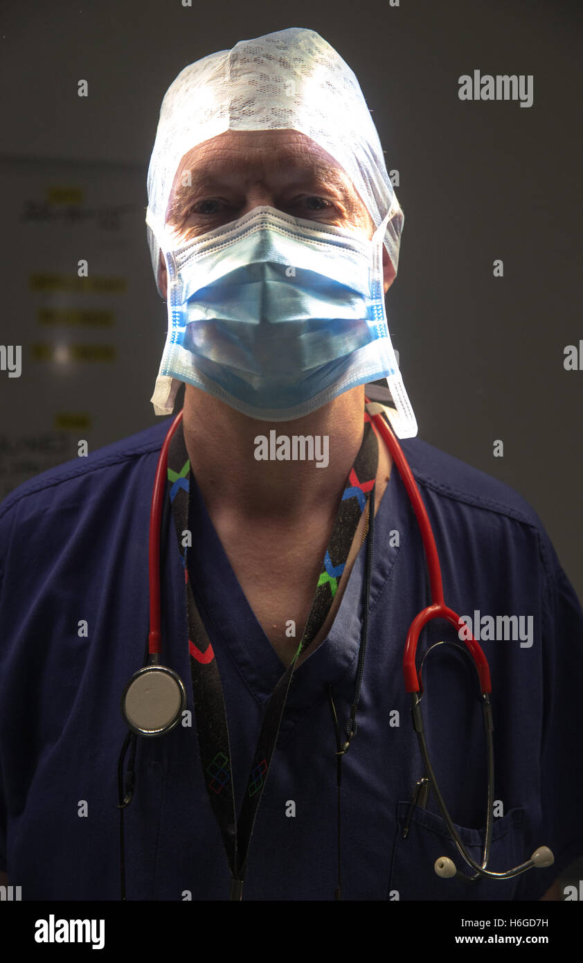 Ein Krankenhaus Chirurg in einem Theater kurz vor einer Operation mit einer stimmungsvollen Beleuchtung Stockfoto