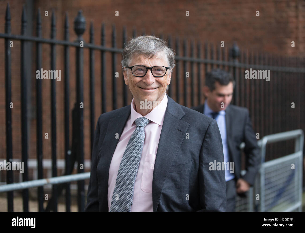Bill Gates, Multi-Millionär, Philanthrop und Gründer von Microsoft, lohnt sich ein Besuch Nummer 11 Downing Street, London, UK Stockfoto