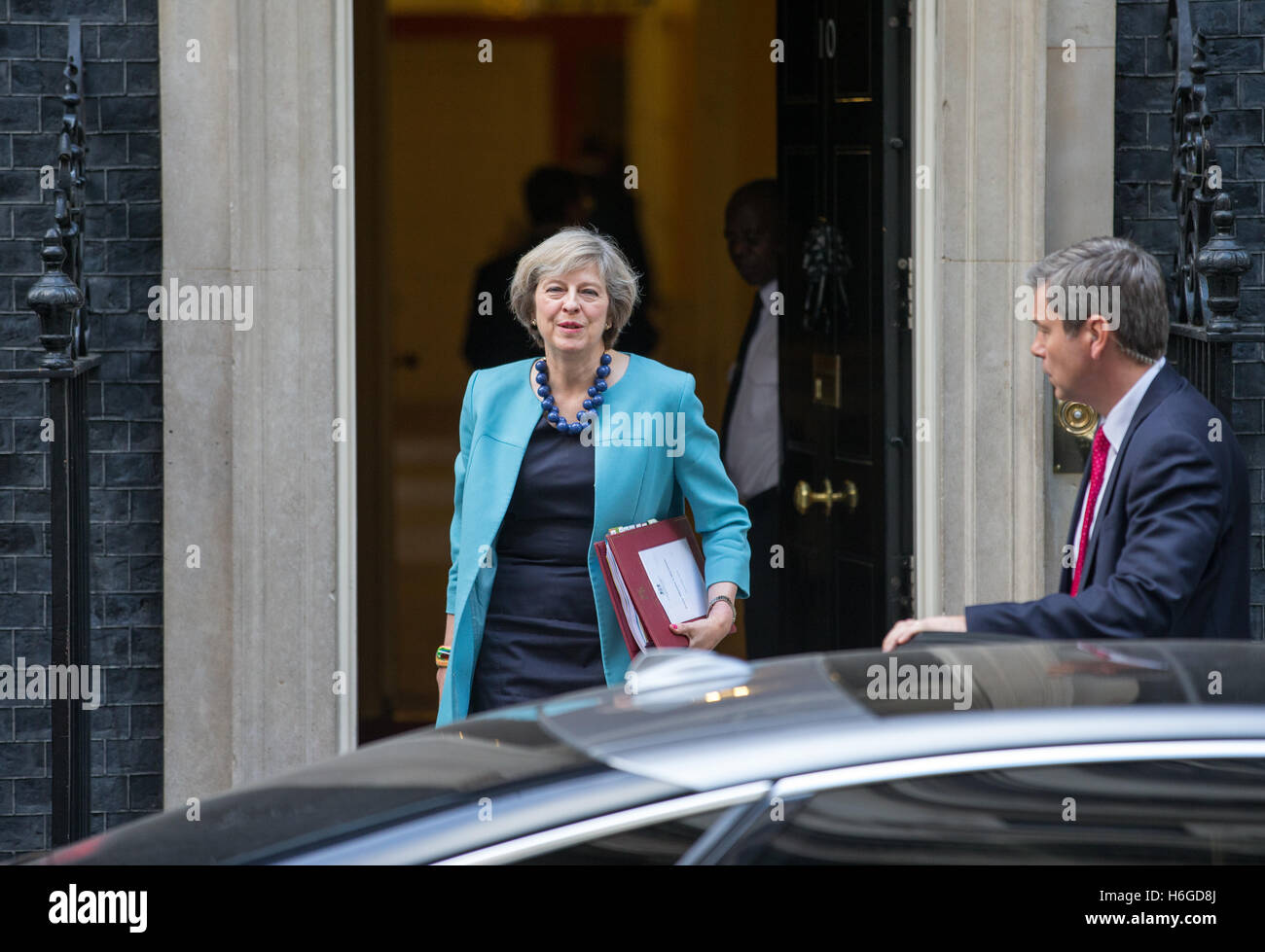 Herr Ministerpräsident, Theresa May, Blätter 10 Downing Street, auf dem Weg zu Fragen des Premierministers im House Of Commons Stockfoto