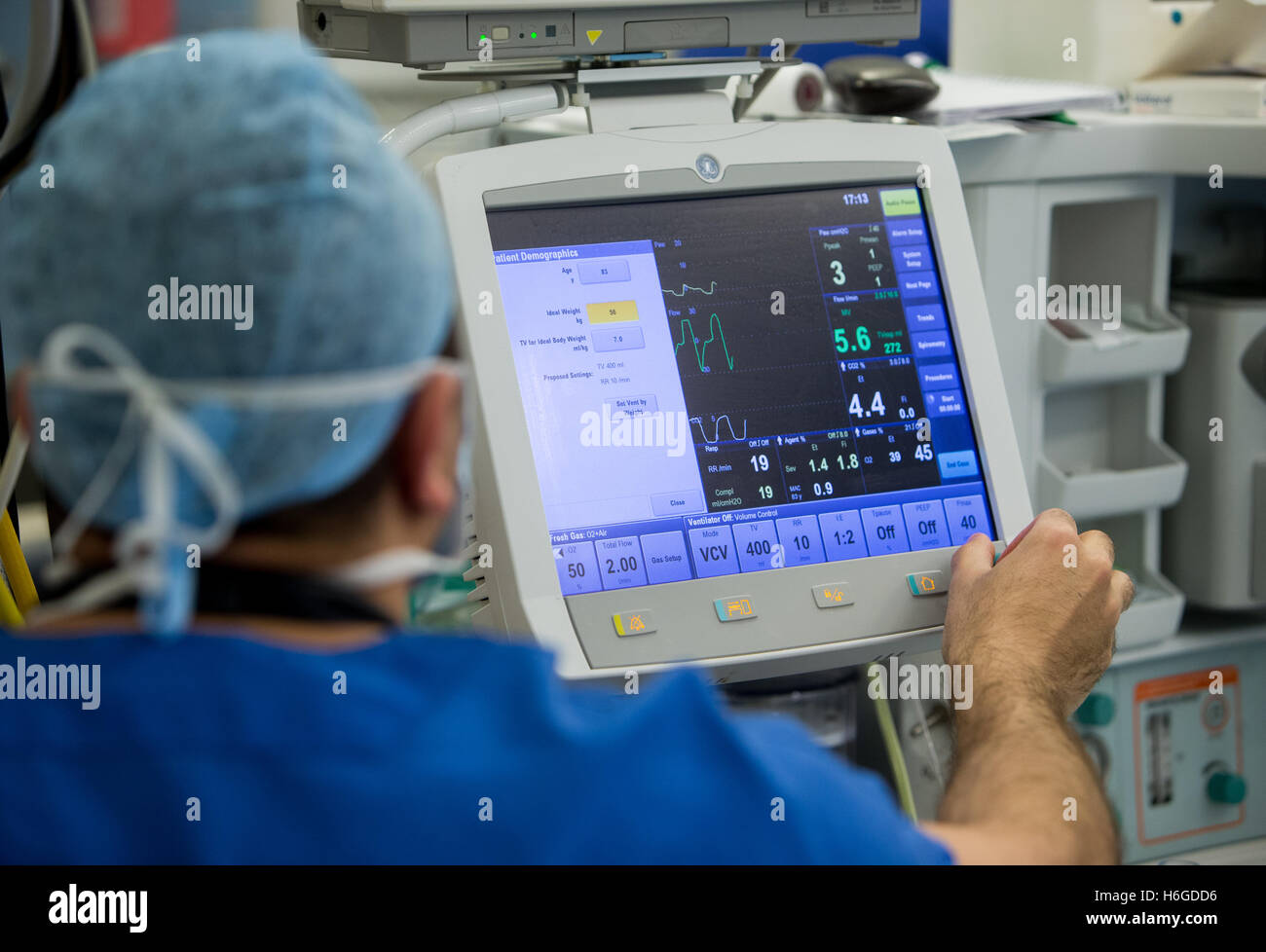 Ein Anaethetist überprüft die Patientendaten auf dem Bildschirm während einer operation Stockfoto
