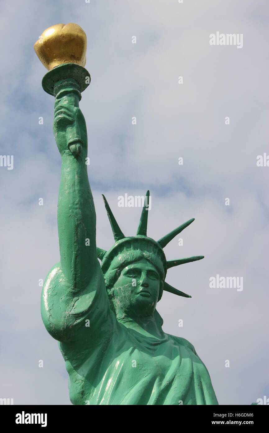 Nachbildung der Freiheitsstatue in visnes, Norwegen, Europa. das Kupfer für die Statue in New York kam aus der Kupfermine von visnes. Stockfoto