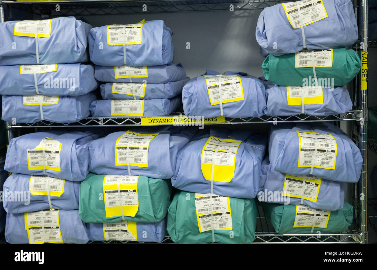 Lagerraum in einem Krankenhaus mit medizinischer Ausrüstung einschließlich Hüftgelenkersatz sterile packs Stockfoto