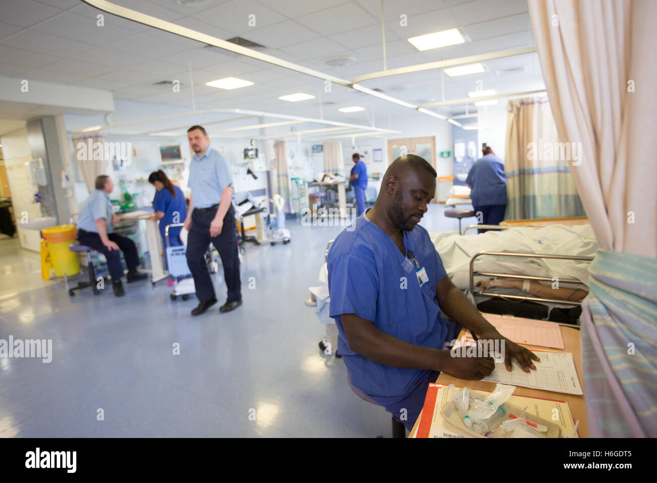 Krankenhaus-Workstation in einer Gemeinde mit Krankenschwestern, die Teilnahme an den Bedürfnissen der Patienten Stockfoto