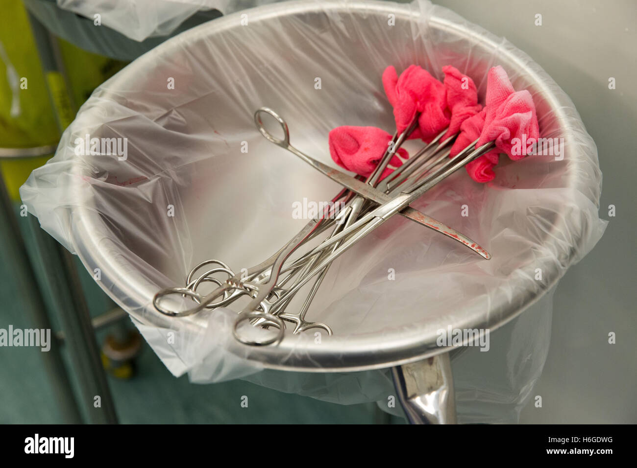 Ein Detail des verwendeten chirurgischen Tupfer in einer Schale auf einem OP-Saal Stockfoto
