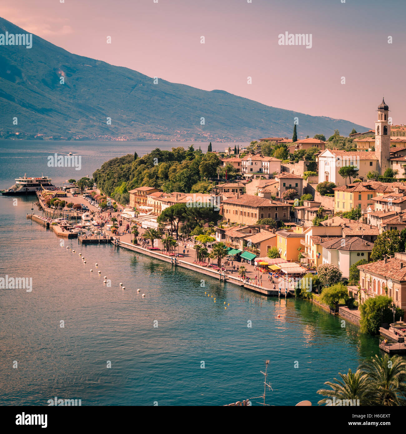 Panorama von Limone Sul Garda, eine kleine Stadt am Gardasee, Italien. Stockfoto