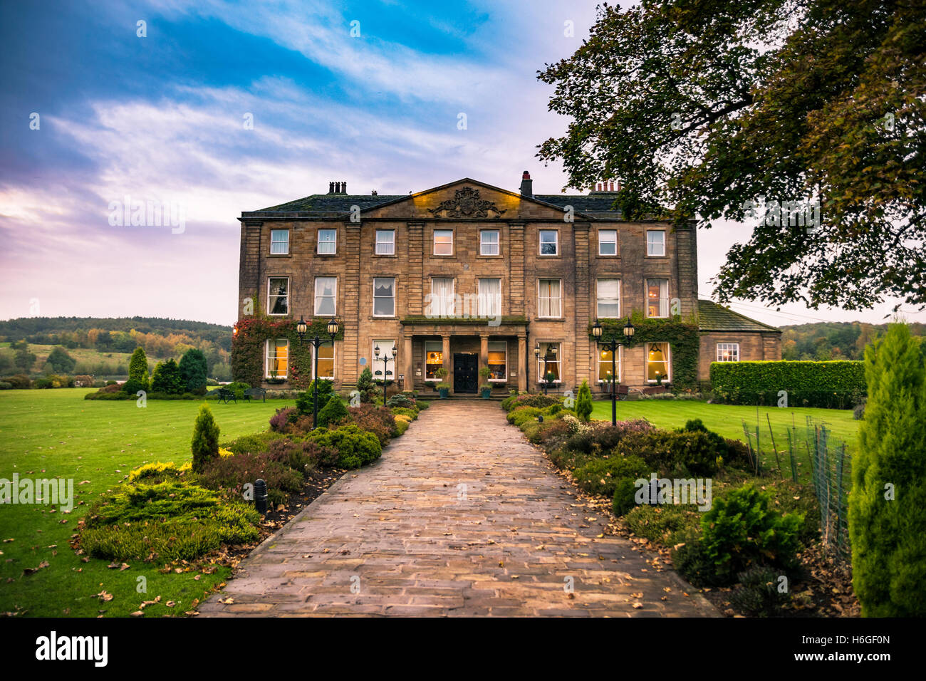 Wakefield, Großbritannien - 20. Oktober 2016: Walton Hall, ein 4-Sterne-Hotel in einer malerischen Umgebung mit sanften Parklandschaft mit eigenem l Stockfoto