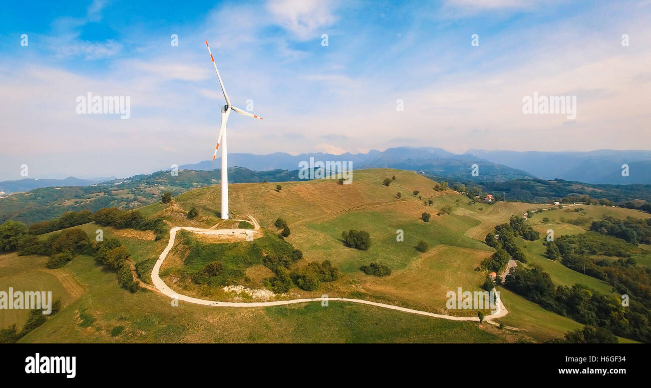 Einzelne Windturbine auf dem grünen Hügel. Stockfoto