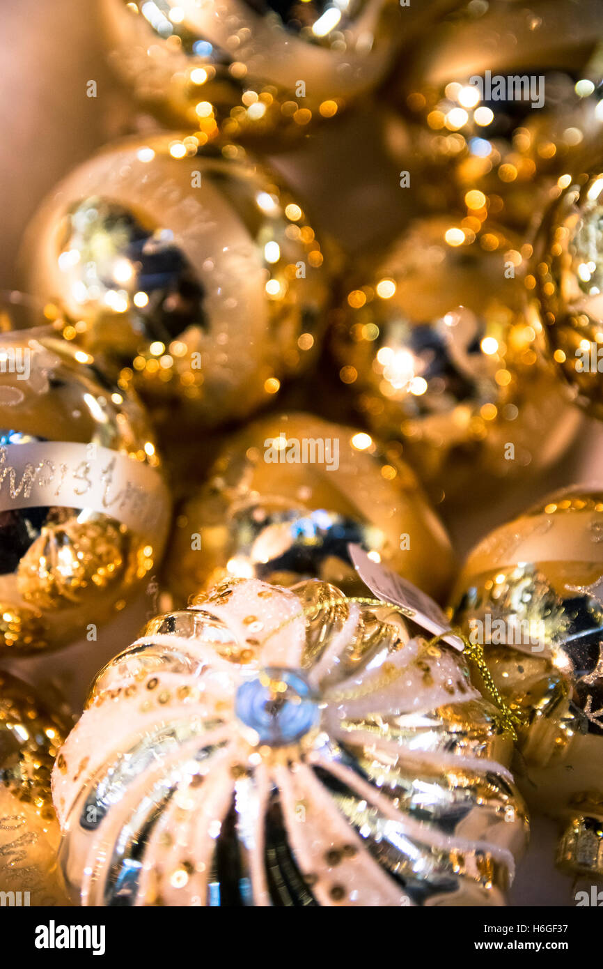 Hintergrund von goldenen Kugeln für den Weihnachtsbaum gebildet. Stockfoto