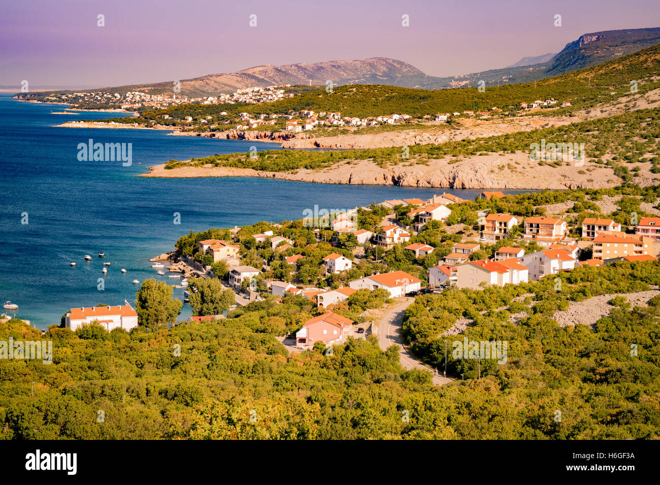Die unberührte Küste und kristallklarem Wasser der Insel Rab, Kroatien. Stockfoto