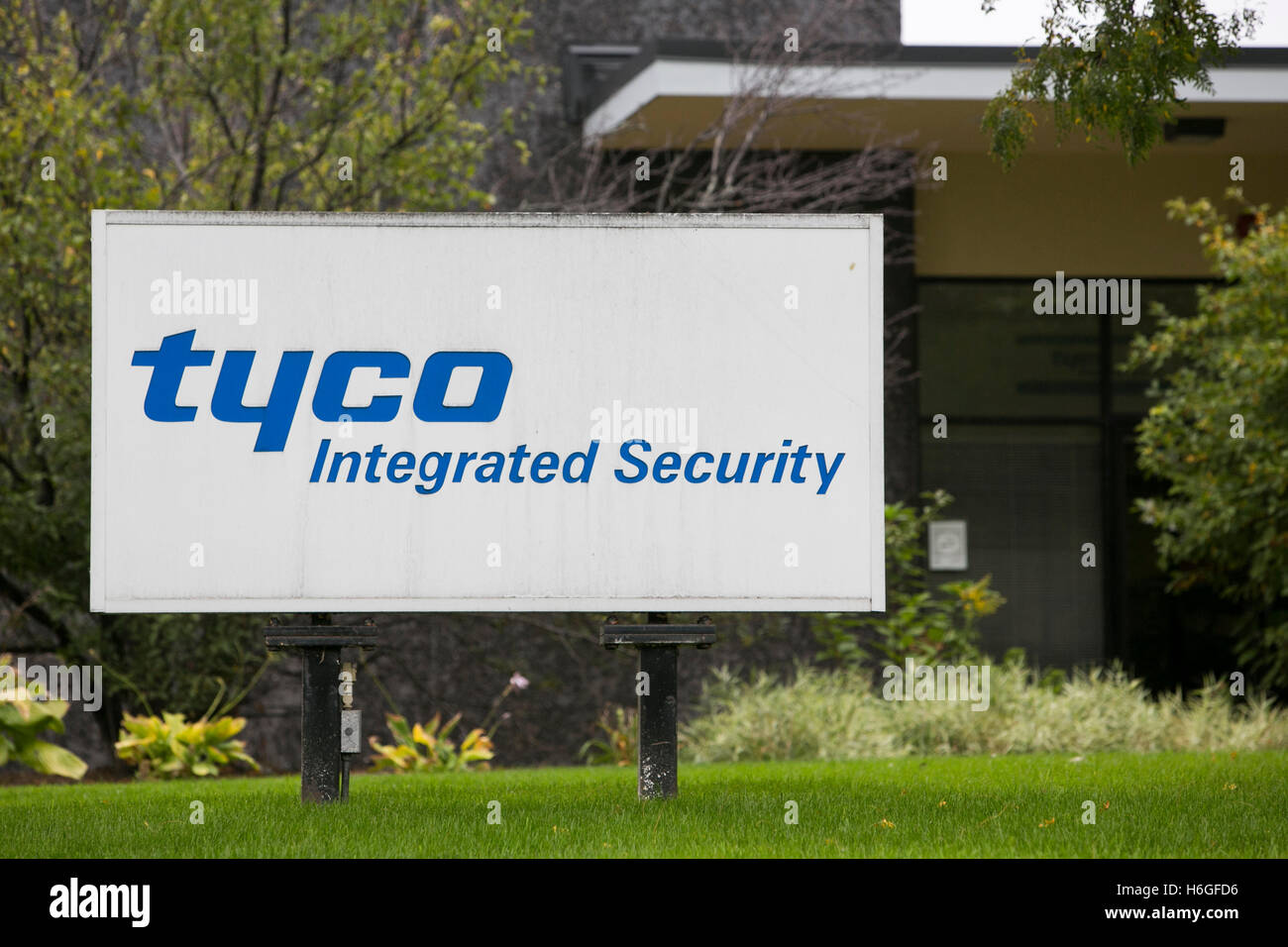 Ein Logo Zeichen außerhalb einer Einrichtung von Tyco Integrated Security in Oak Brook, Illinois am 15. Oktober 2016 besetzt. Stockfoto