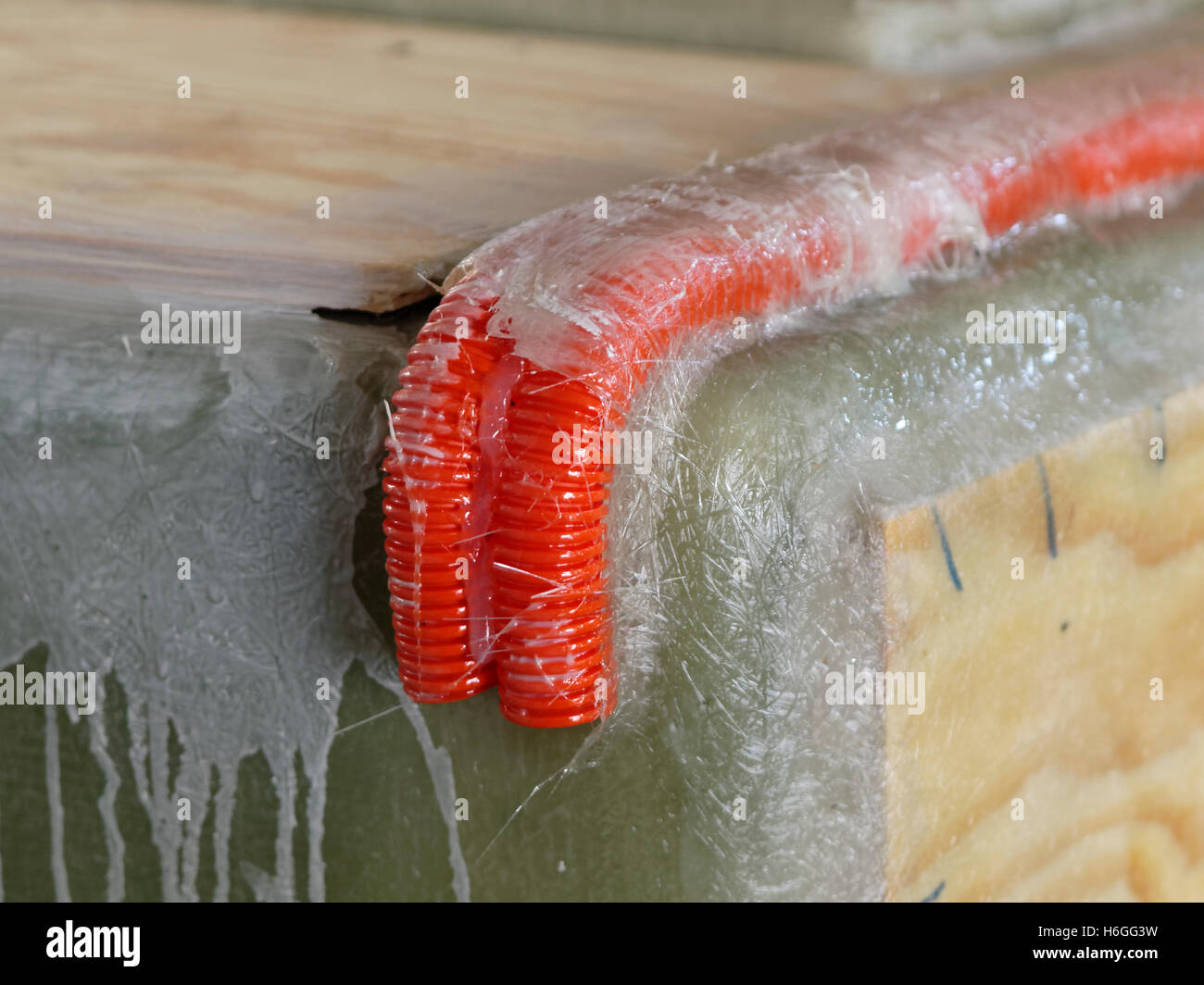 Fiberglas in Boot Produktion; Details und Verarbeitung, elektrische Installation der Schläuche Stockfoto