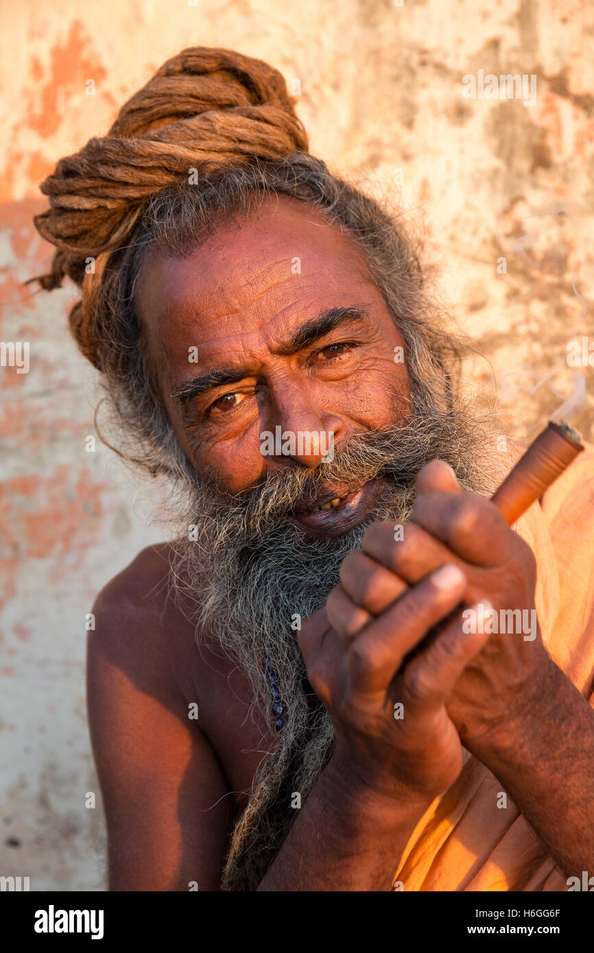 Ein Sadhu rauchen Ganja, Galtaji, Khania-Balaji, Jaipur, Rajasthan, Indien Stockfoto