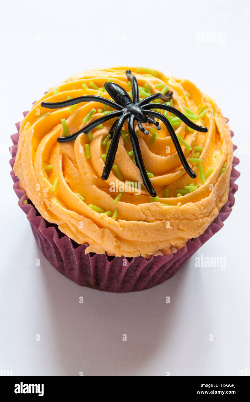 Cupcake mit Spinne Dekoration für Halloween isoliert auf weißem Hintergrund Stockfoto