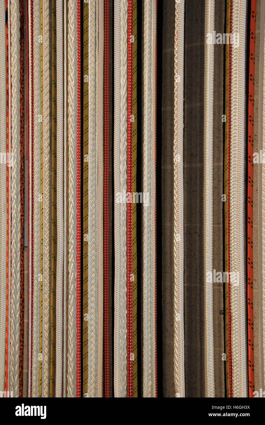 Vertikales Bild bunt beige, braun und Orange geflochtene Seile, macht einen interessanten Hintergrund für die Zuschauer. Stockfoto