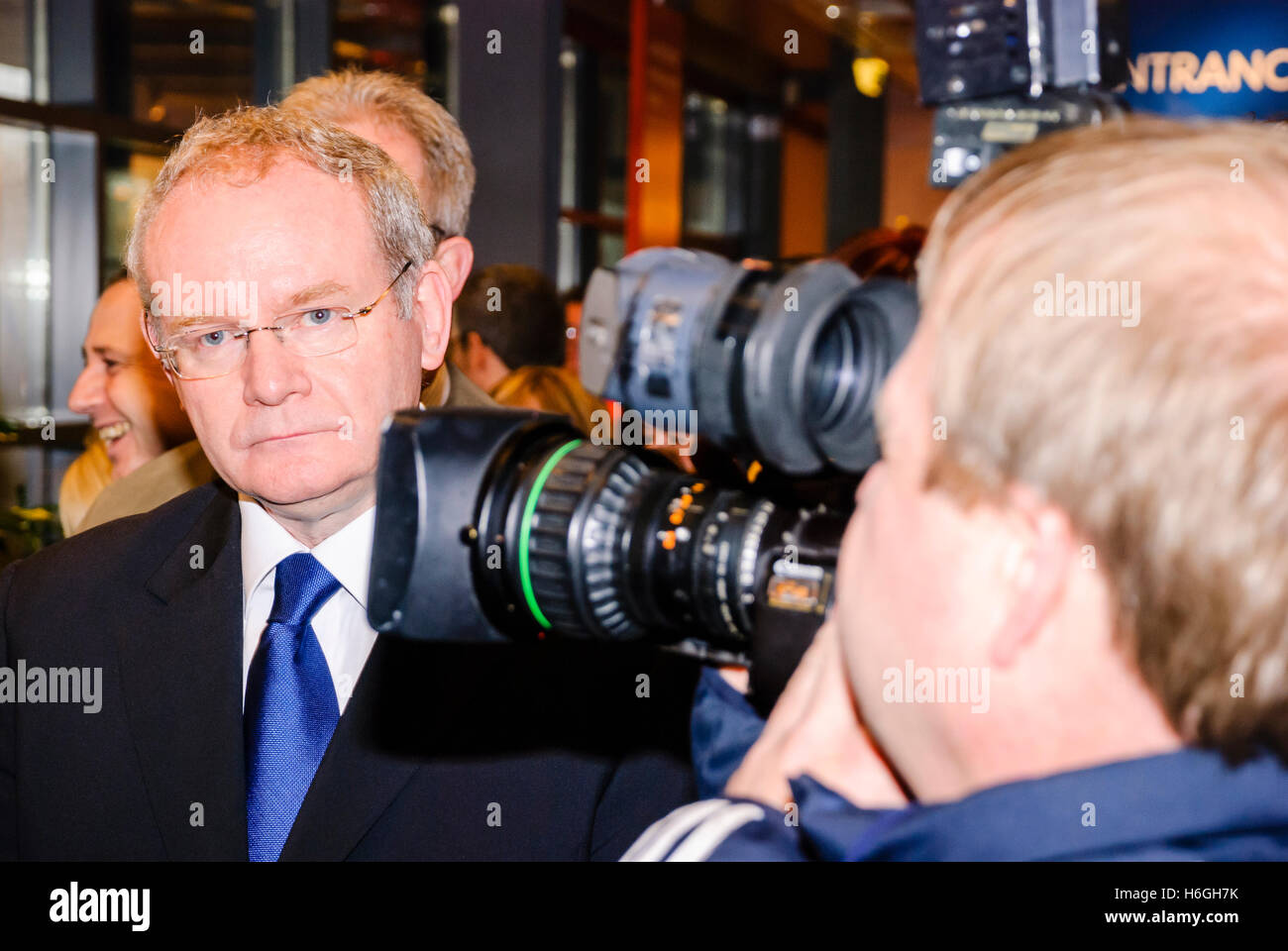 Stellvertretende erste Minister von Nordirland, Martin McGuinness, sieht genervt von vielen Kameras auf ihn gerichtet. Stockfoto