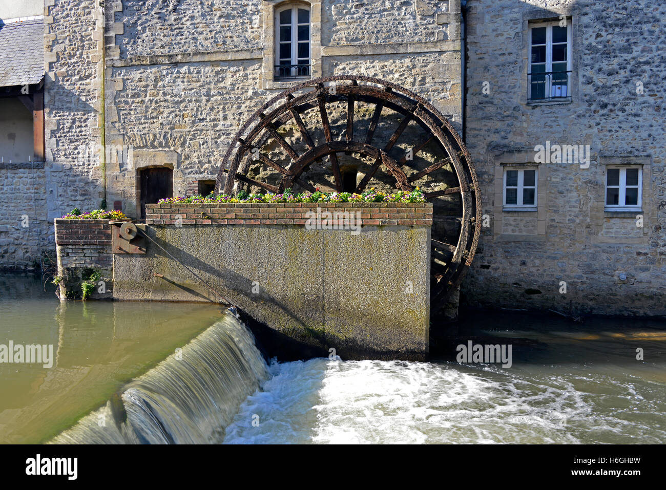 Wasserrad am Fluss Aure in Bayeux, eine Gemeinde im Département Calvados in der Normandie im Nordwesten Frankreichs Stockfoto