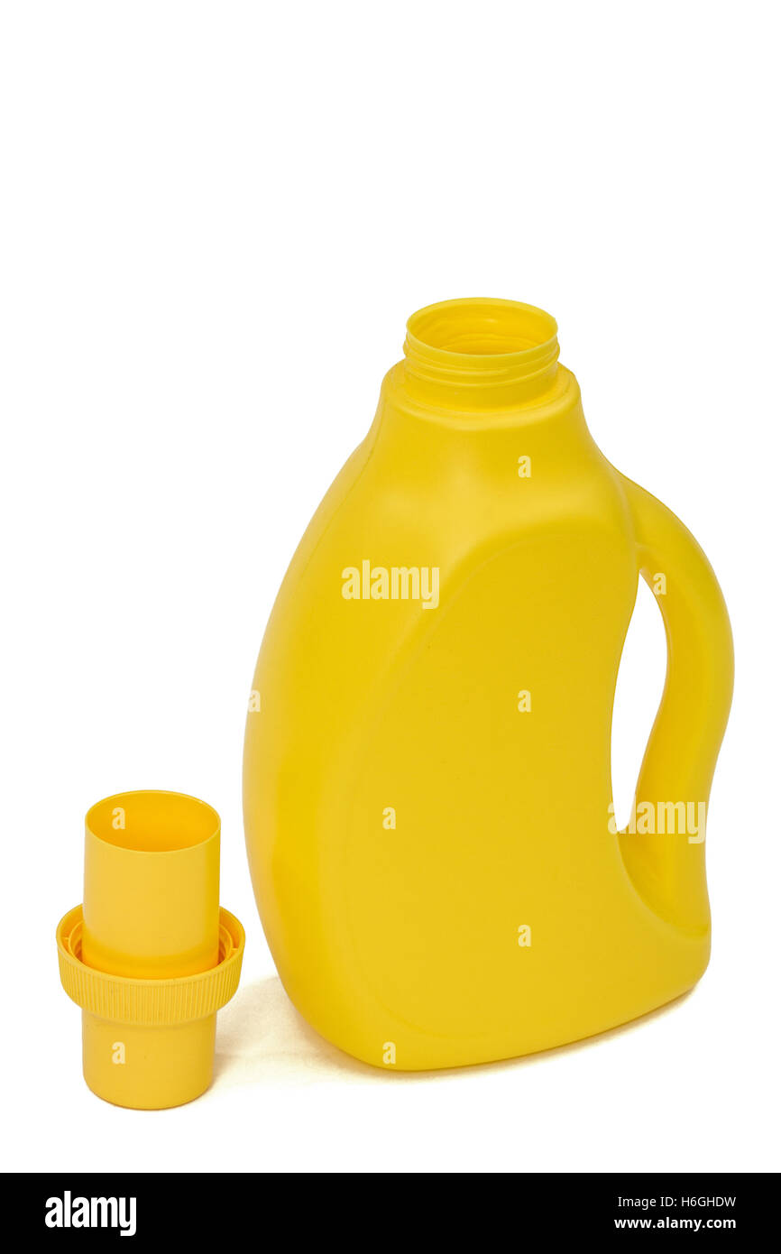 Gelbe Plastikflasche mit einem Dispenser in GAP, isoliert auf weißem Hintergrund. Reinigungsmittel für Geschirr und Reinigung in Küche. Stockfoto
