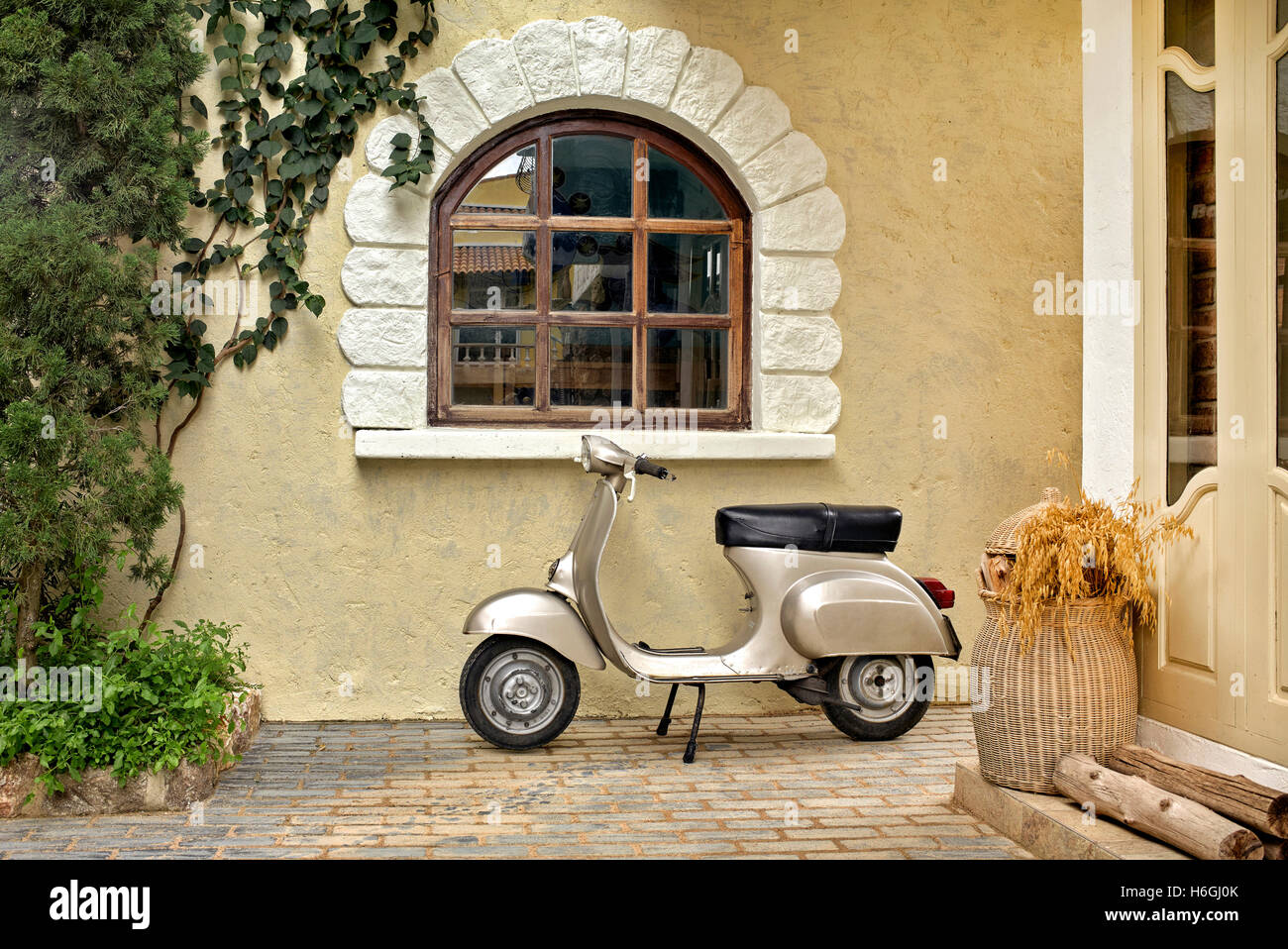 Vintage Vespa Roller. 1960s Primavera parkte in einem italienischen Innenhof. Italien Europa. Klassische italienische Szene Stockfoto