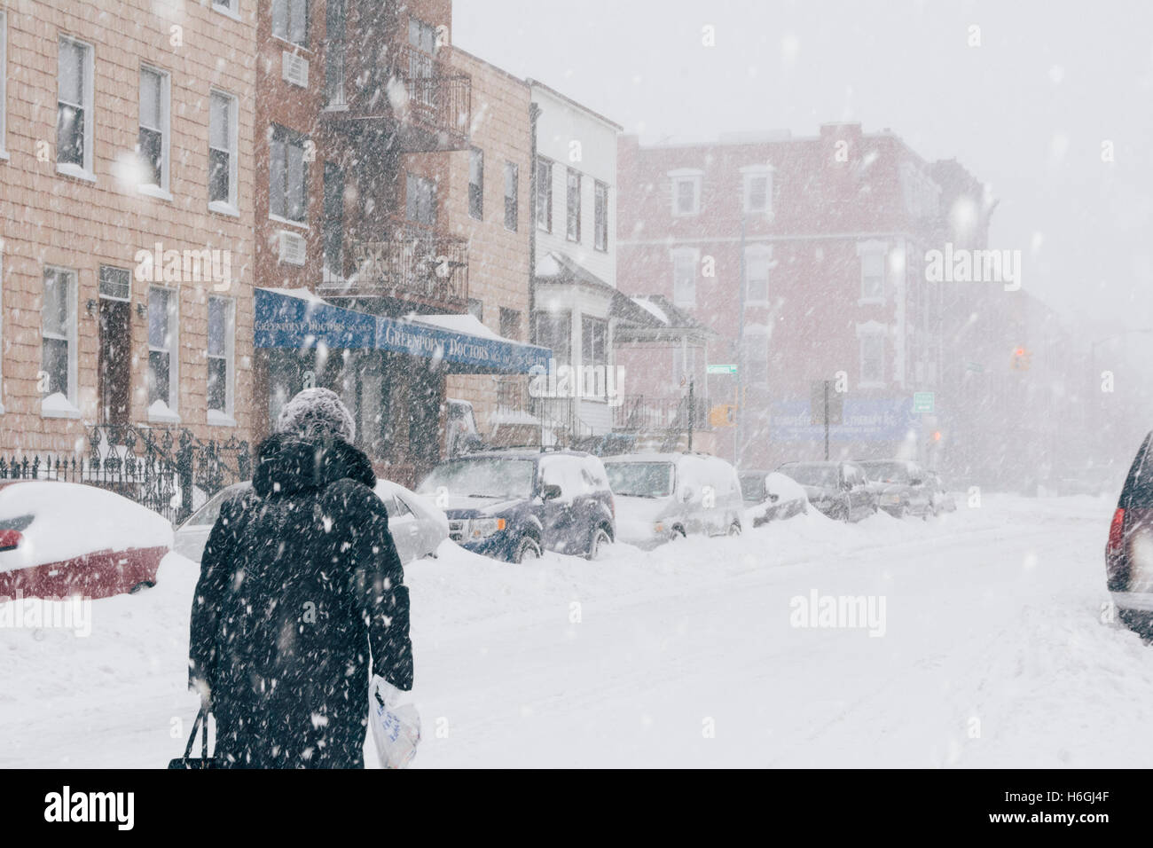 Frau zu Fuß durch die Straßen der Stadt während Schneesturm. Brooklyn. New York City/USA Stockfoto