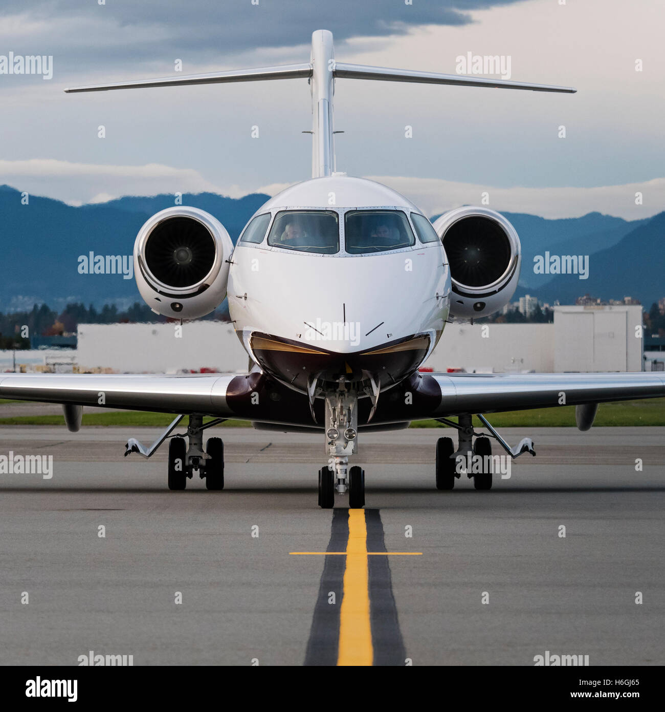Businessjets Bombardier Challenger 300 N166WC wartet für die Zollabfertigung, South terminal, Vancouver International Airport, Deutschland Stockfoto