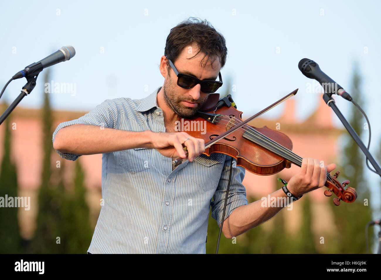 BARCELONA - 4. Juli: Andrew Bird (Musiker, Songwriter und Multi-Instrumentalist) führt bei Vida Festival. Stockfoto