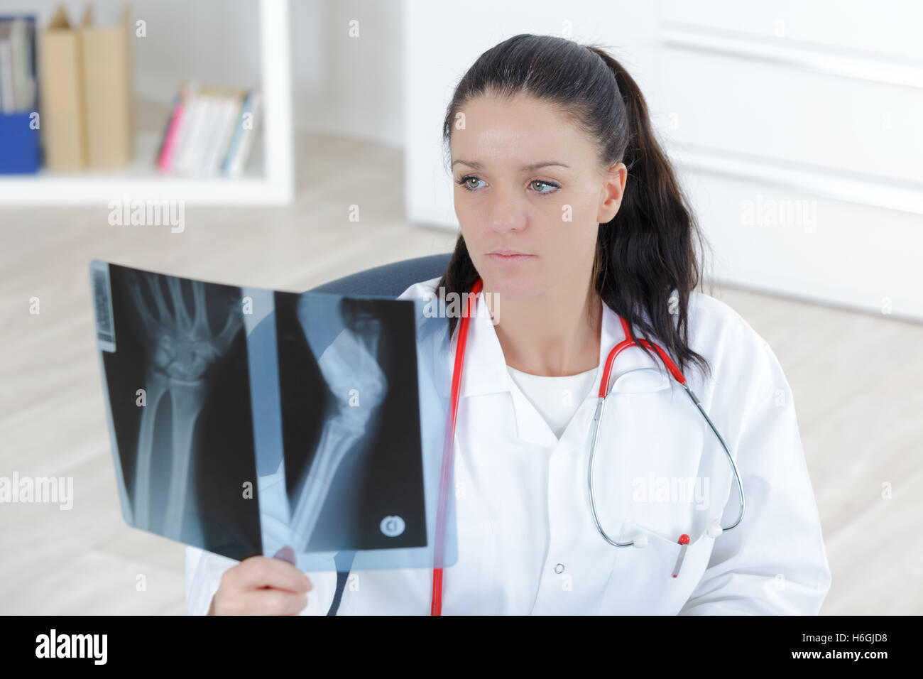 Blick auf das Röntgenbild der Hand Arzt Stockfoto