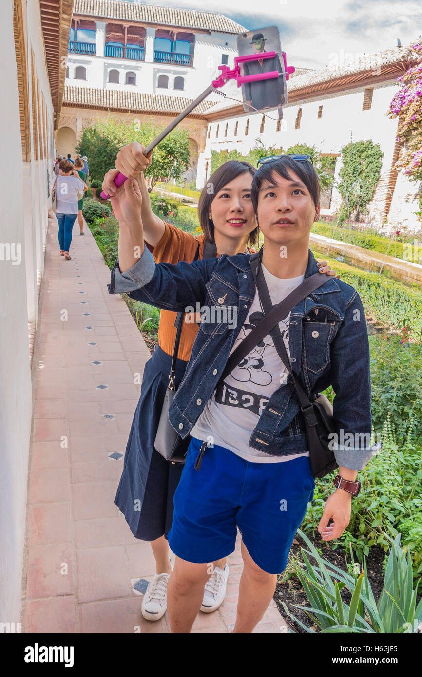 Ein junge Erwachsene asiatische paar nehmen Selfie, Alhambra, Granada, Spanien. Stockfoto