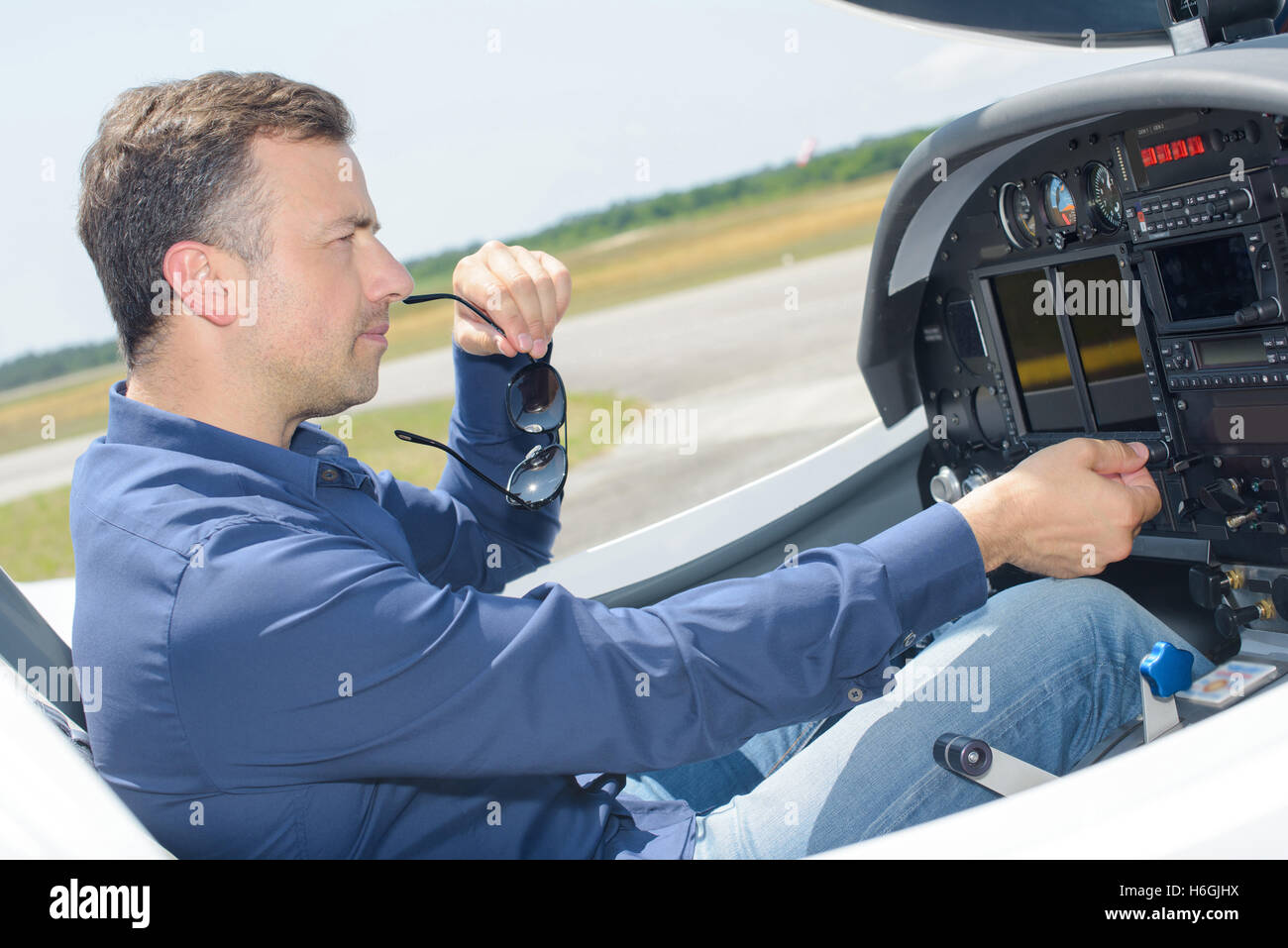 Man Betrieb Leichtflugzeug Stockfoto
