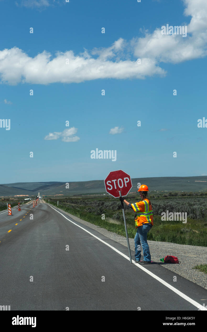 Frau Straßenarbeiter mit Stop-Schild Stockfoto