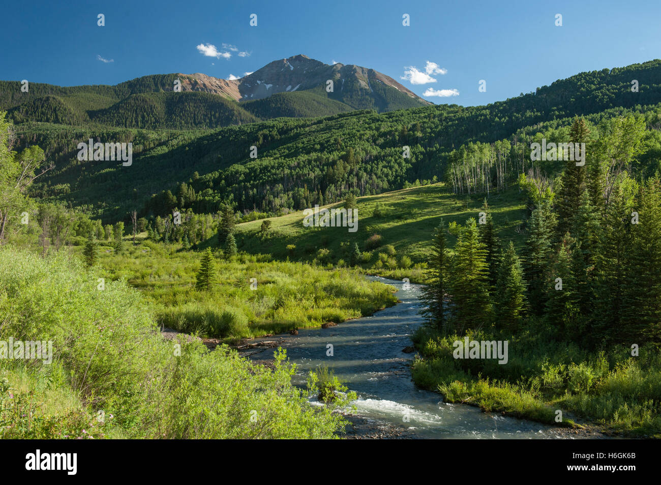 Sonnenschein-Berg und der South Fork des Flusses San Miguel, in den San Juan Mountains des südwestlichen Colorado Stockfoto