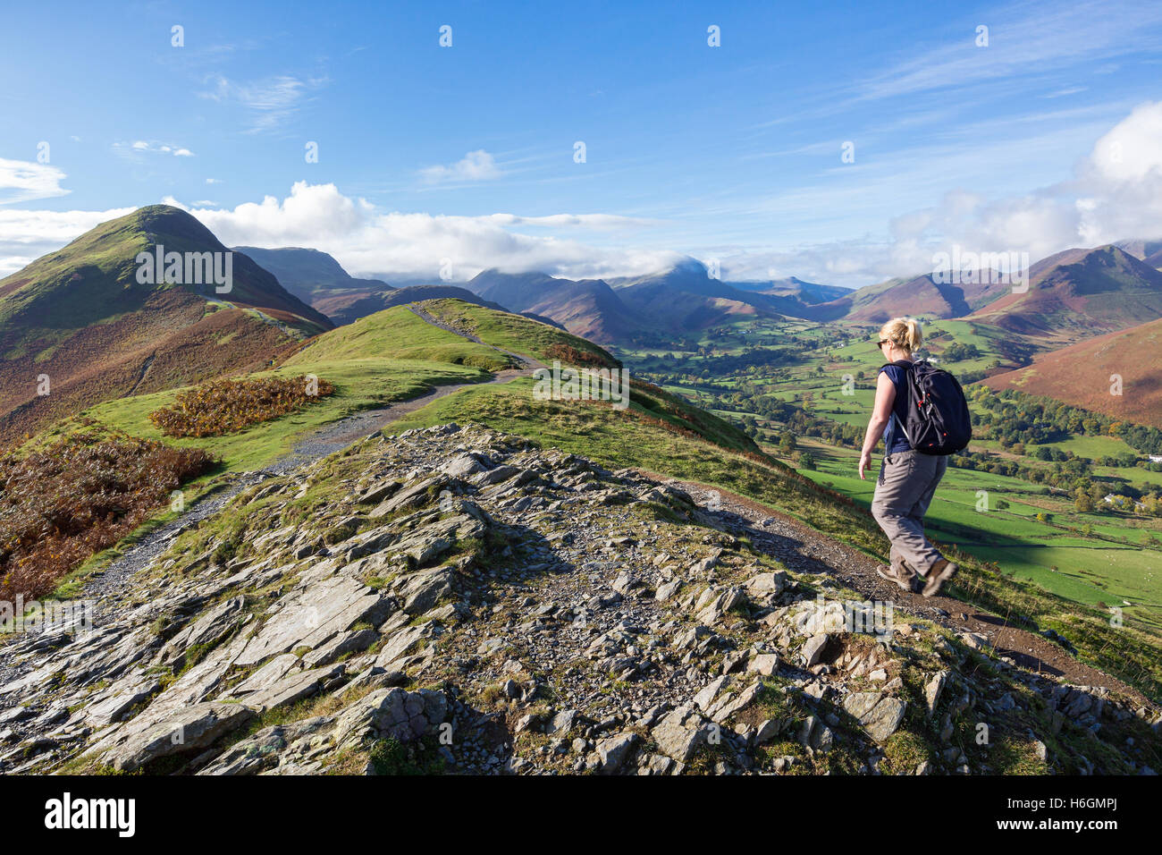 Eine Frau zu Fuß auf dem Fußweg bis Kat Glocken einen Höhepunkt in den Derwent Fells in der Nähe von Keswick im englischen Lake District. Stockfoto