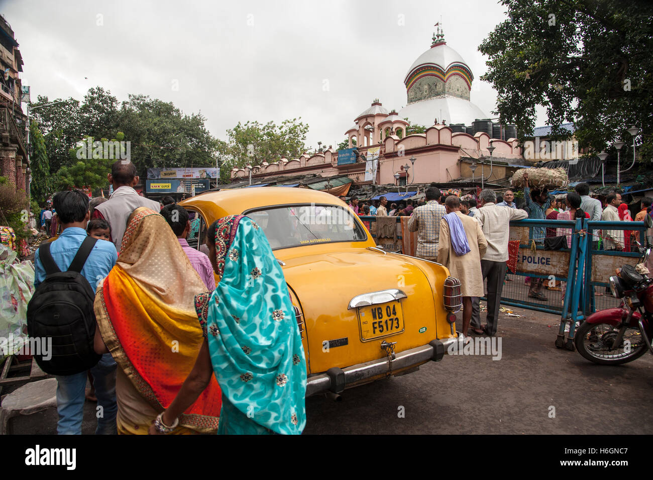 Hindu Anhänger Menschenmenge vor einem Kali-Tempel Kalighat Kolkata West Bengal Indien Stockfoto